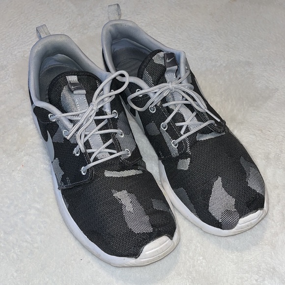 Women’s Nike Roshe One Jacquard Print - Size 11 - Picture 5 of 13